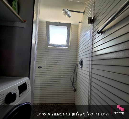 מקלחת עם ראש מקלחת, קירות ותקרה לבנים